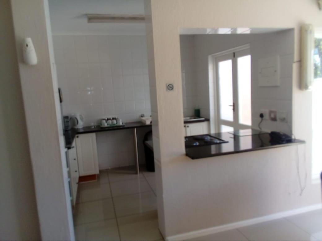 Daisy St -One Bedroom Apartment Йоханнесбург Экстерьер фото